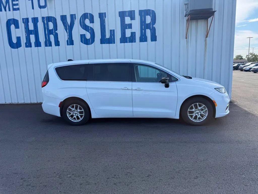 Used 2024 Chrysler Pacifica Touring-L FWD image 9