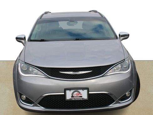 Used 2017 Chrysler Pacifica Limited image 9