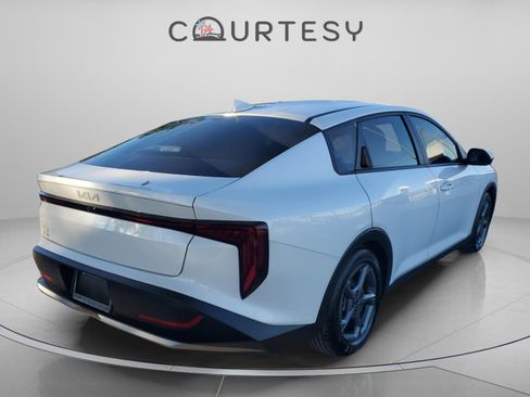 Used 2025 Kia K4 LXS image 3