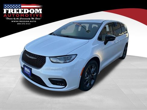 New 2026 Chrysler Pacifica Select FWD image 1