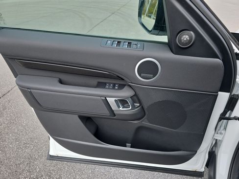 Used 2025 Land Rover Discovery S image 29