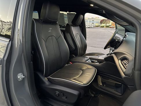 Used 2023 Chrysler Pacifica Limited w/ S Appearance Package image 32