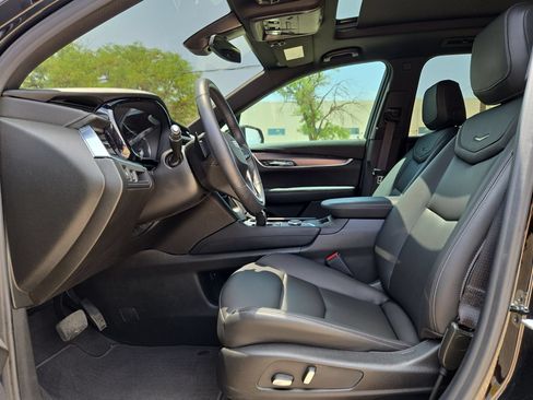 Used 2025 Cadillac XT6 Luxury FWD image 16