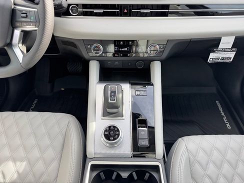 New 2025 Mitsubishi Outlander SEL image 22
