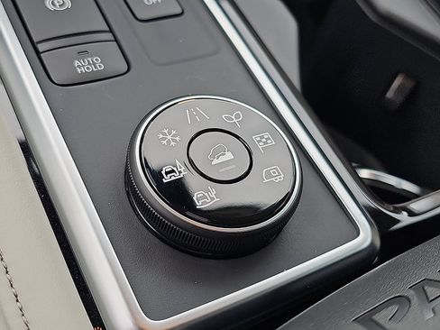 New 2025 Nissan Pathfinder SL image 16