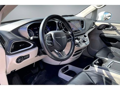 Used 2022 Chrysler Pacifica Touring-L w/ Uconnect Theater Family Group AWD/4WD image 14