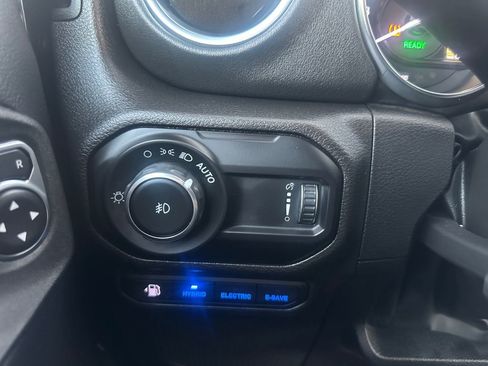 Used 2023 Jeep Wrangler Unlimited Sahara w/ Cold Weather Group image 18