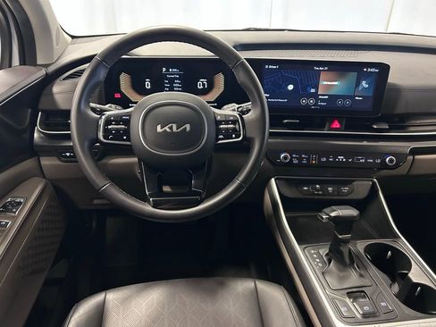 Used 2025 Kia Carnival FWD image 3