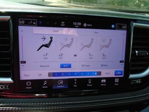 Used 2025 Chrysler Pacifica Limited FWD image 10