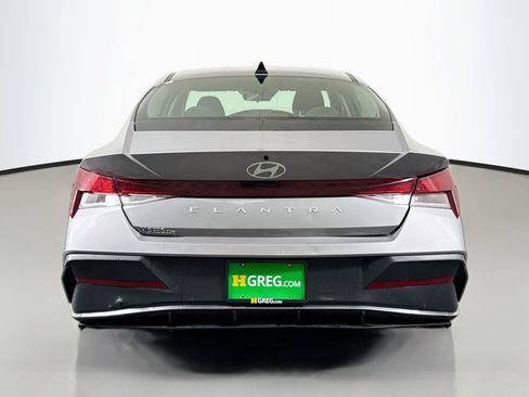 Used 2025 Hyundai Elantra SE FWD image 8