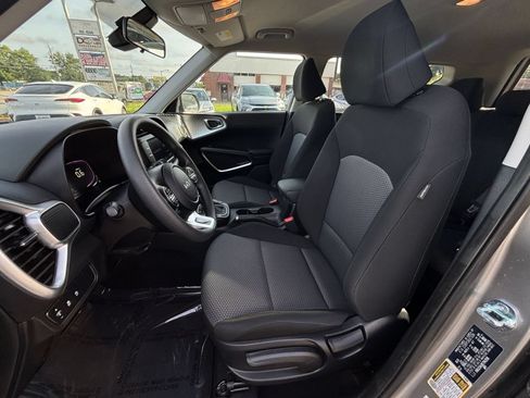 Used 2025 Kia Soul LX w/ LX Technology Package FWD image 25