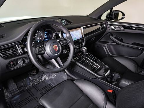 Certified 2026 Porsche Macan AWD/4WD image 4