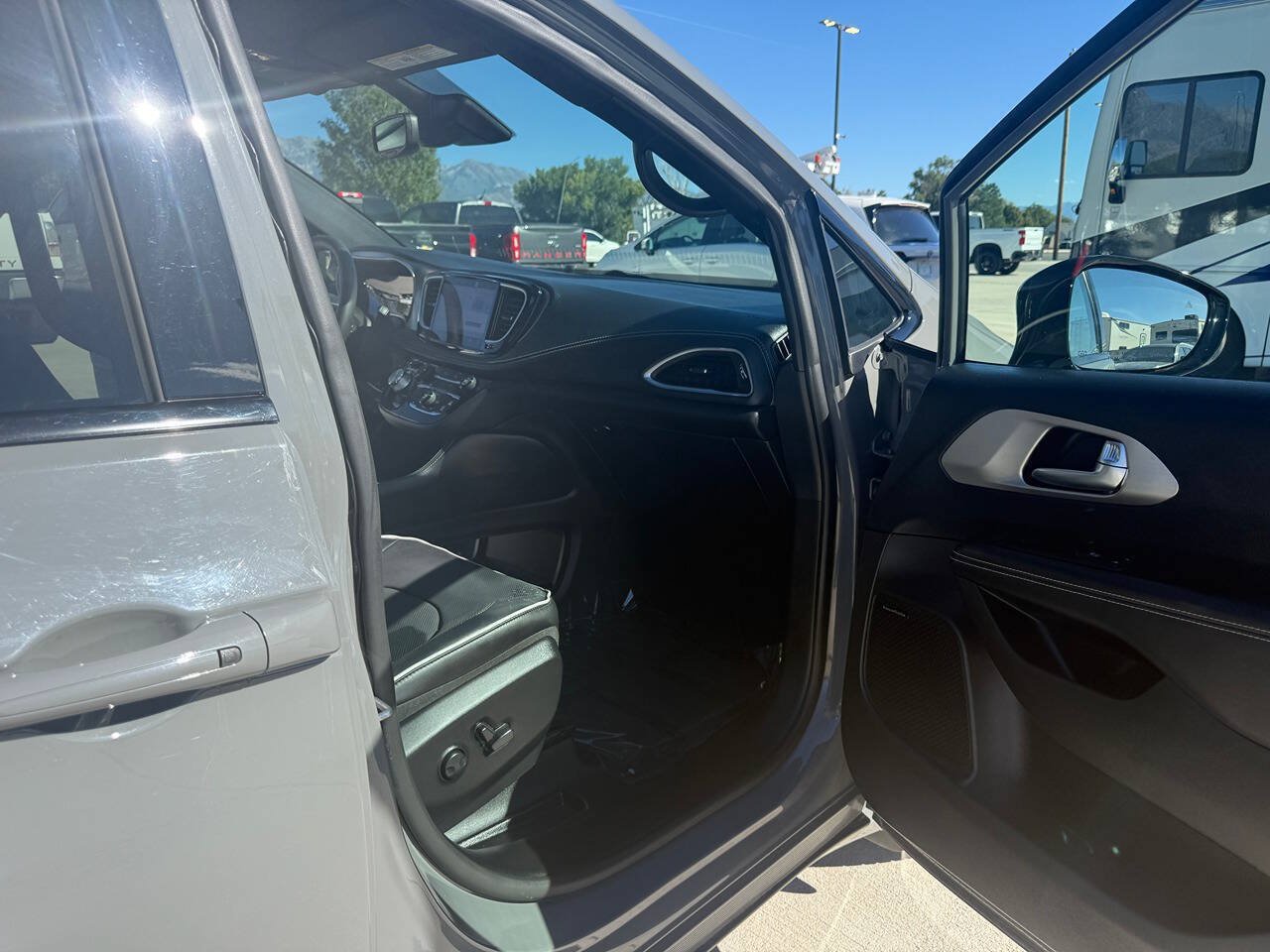 Used 2023 Chrysler Pacifica Limited w/ Uconnect Theater Family Group AWD/4WD image 25