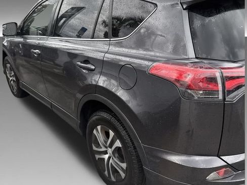 Used 2018 Toyota RAV4 LE FWD image 13