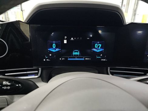 Used 2025 Hyundai Elantra SEL image 2