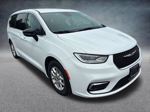 Used 2024 Chrysler Pacifica Touring-L FWD image 8