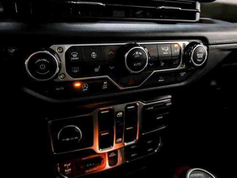 Used 2025 Jeep Gladiator Mojave w/ Convenience Group AWD/4WD image 21