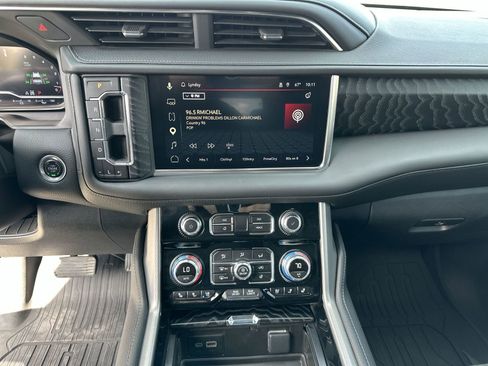 Used 2024 GMC Yukon Denali w/ Advanced Technology Package AWD/4WD image 13
