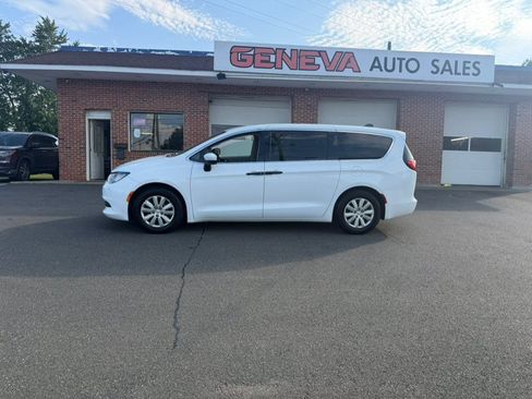 Used 2020 Chrysler Voyager L FWD image 8