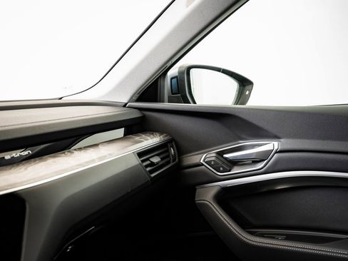 Used 2021 Audi e-tron Premium Plus w/ Premium Plus Package image 36