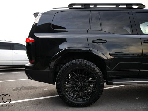 Used 2025 Lexus GX 550 w/ Accessory Package (2T) image 16