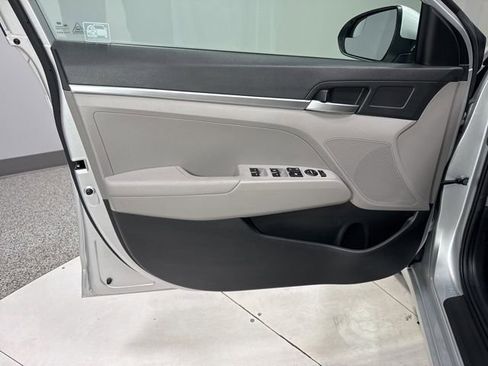 Used 2019 Hyundai Elantra SE FWD image 8