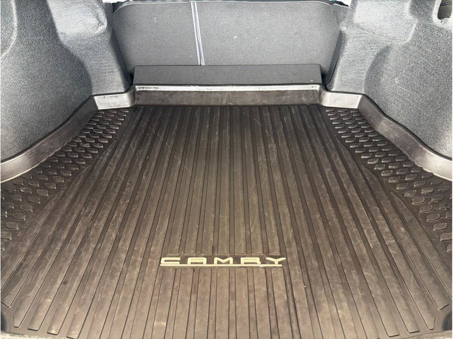 Used 2018 Toyota Camry XLE FWD image 12