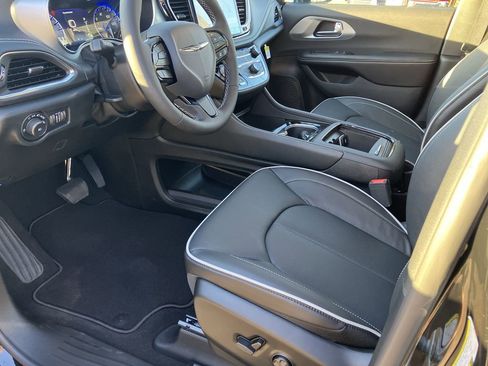 New 2026 Chrysler Pacifica Limited w/ S Appearance Package image 13
