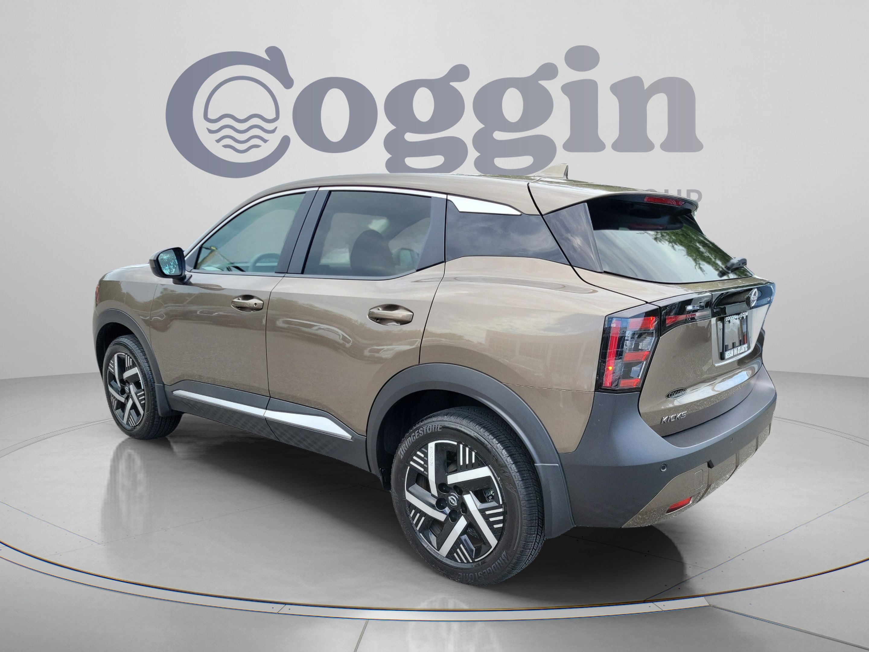 Used 2025 Nissan Kicks SV FWD image 2