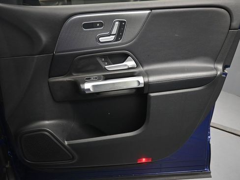 Used 2021 Mercedes-Benz GLB 250 w/ Premium Package image 32