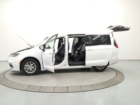Used 2025 Chrysler Pacifica Select FWD image 12