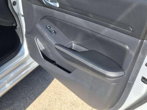 Used 2025 Nissan Altima 2.5 SV FWD image 32