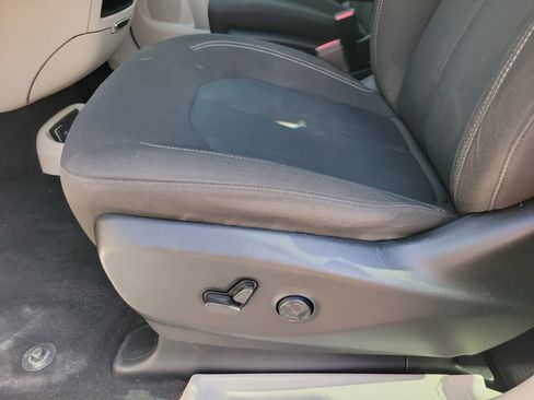 Used 2022 Chrysler Voyager LX image 5