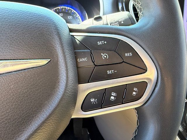Used 2022 Chrysler Pacifica Touring-L FWD image 16