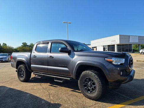 Used 2021 Toyota Tacoma SR5 RWD image 2