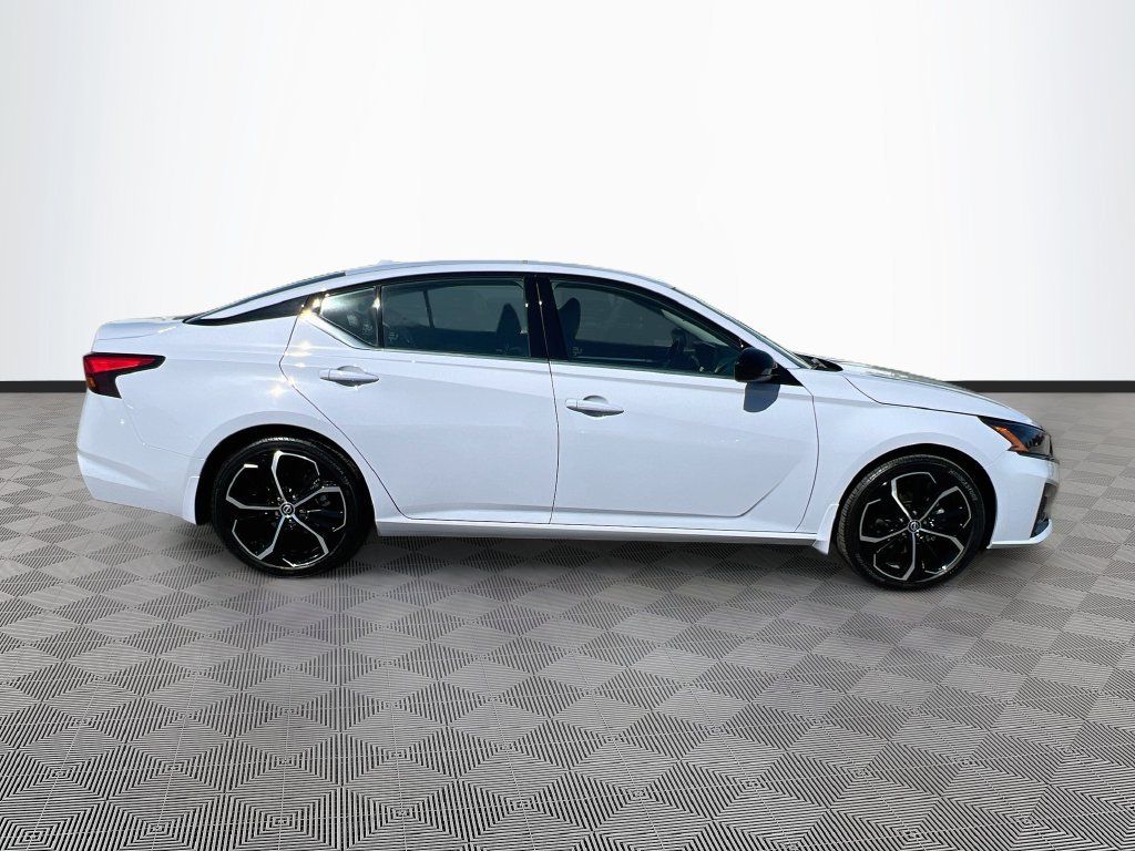 Used 2025 Nissan Altima 2.5 SR w/ SR Premium Package FWD image 8