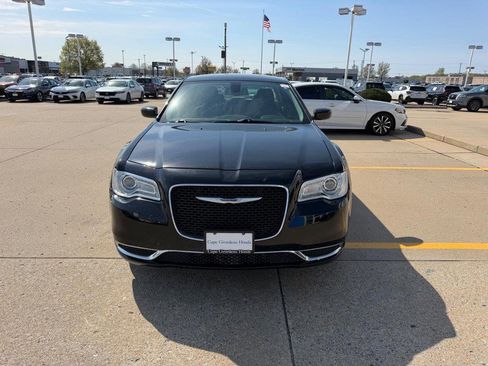 Used 2018 Chrysler 300 Touring AWD/4WD image 7