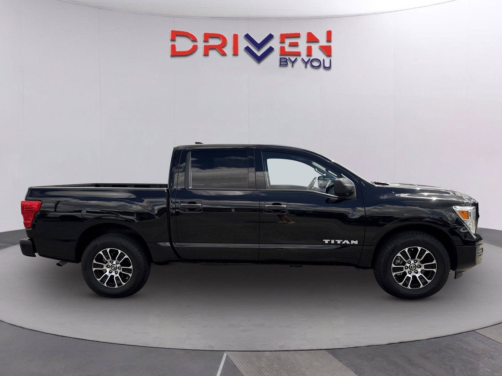 Used 2022 Nissan Titan SV RWD image 2