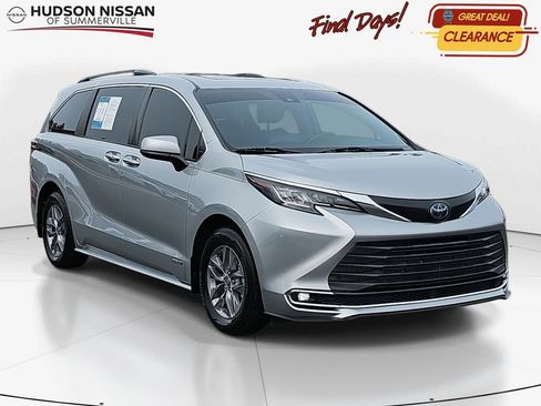 Used 2021 Toyota Sienna XLE image 1