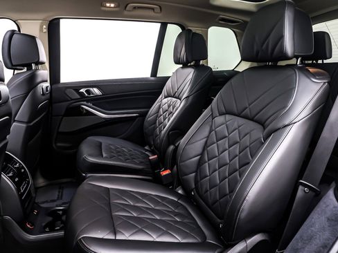 Used 2024 BMW X7 xDrive40i w/ Premium Package image 9