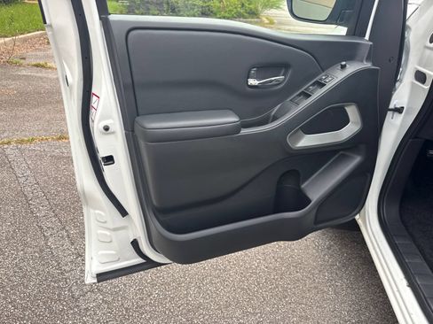 Used 2025 Nissan Frontier SV w/ Tow Package RWD image 10