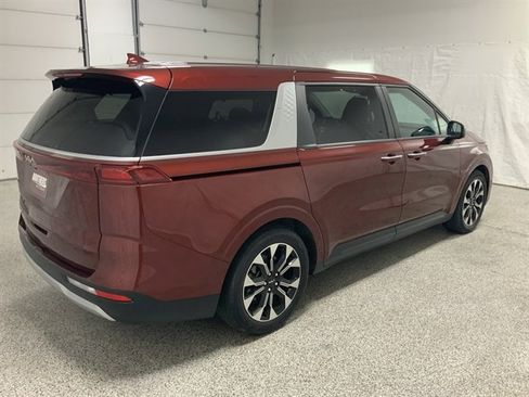 Used 2022 Kia Carnival EX image 6