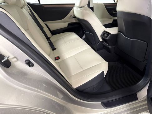 Used 2025 Lexus ES 300h w/ Premium Package image 16