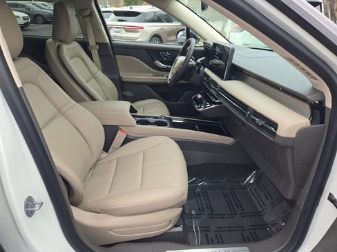 Certified 2024 Lincoln Corsair AWD image 8