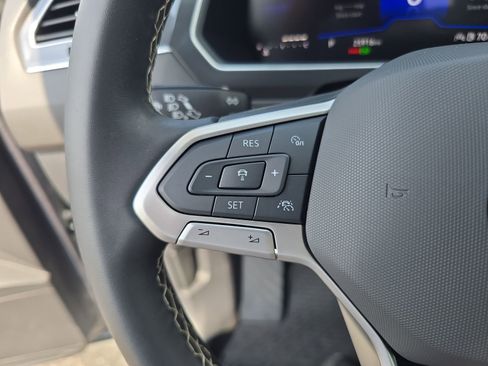 Used 2024 Volkswagen Tiguan SE FWD image 22