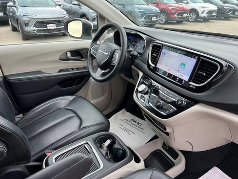 Used 2023 Chrysler Pacifica Touring-L FWD image 41