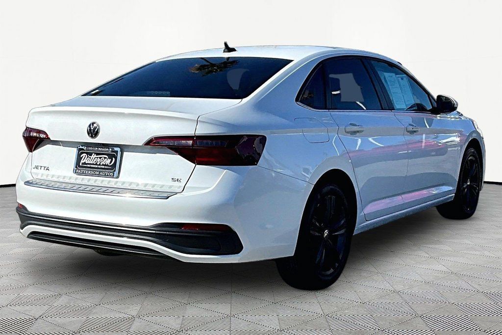 Used 2024 Volkswagen Jetta SE w/ Panoramic Sunroof Package FWD image 2
