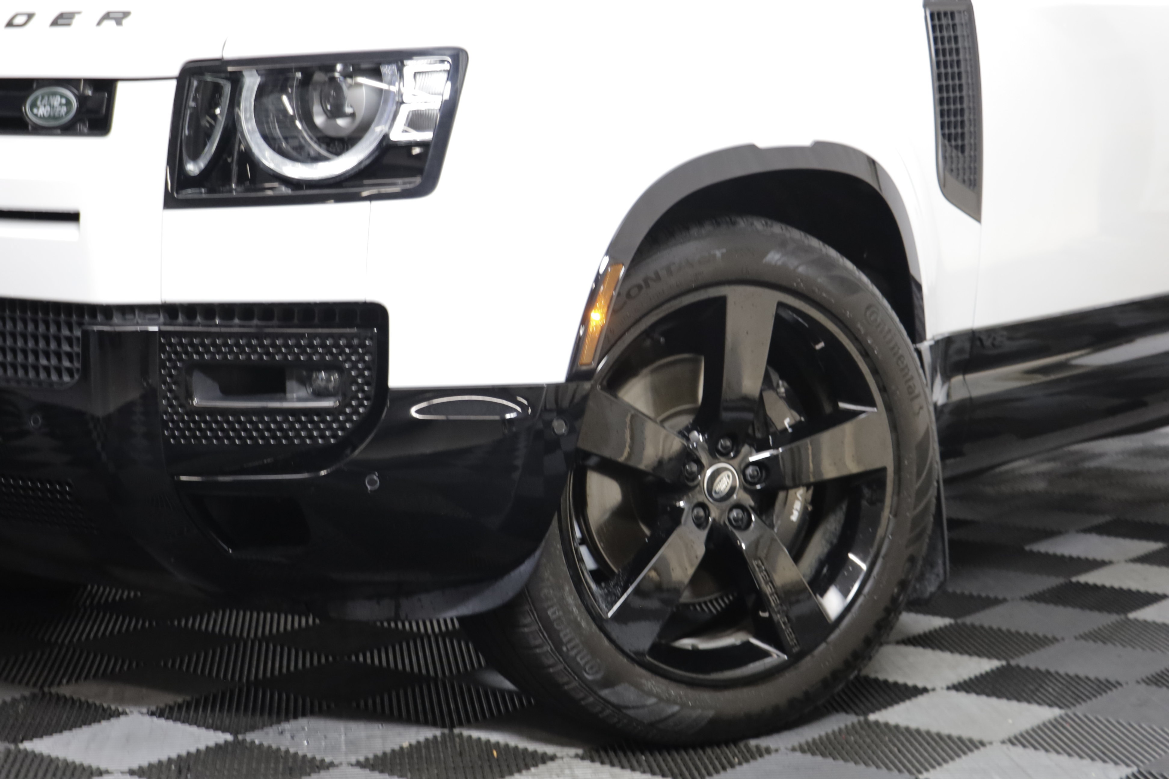 Certified 2025 Land Rover Defender 110 V8 AWD/4WD image 3