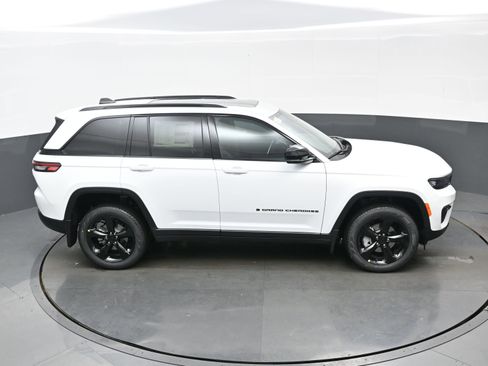 Used 2025 Jeep Grand Cherokee Limited w/ Black Appearance Package image 23