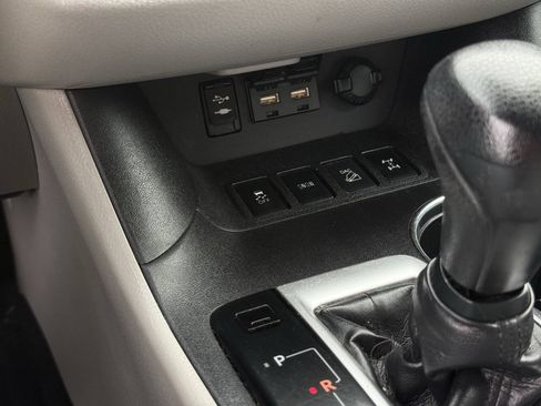 Used 2019 Toyota Highlander LE w/ Carpet Mat Package (TMS) AWD/4WD image 23
